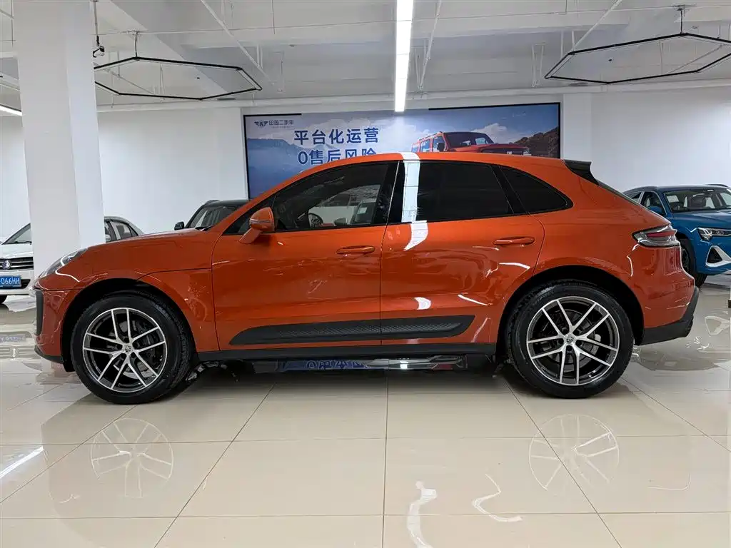 PORSCHE MACAN