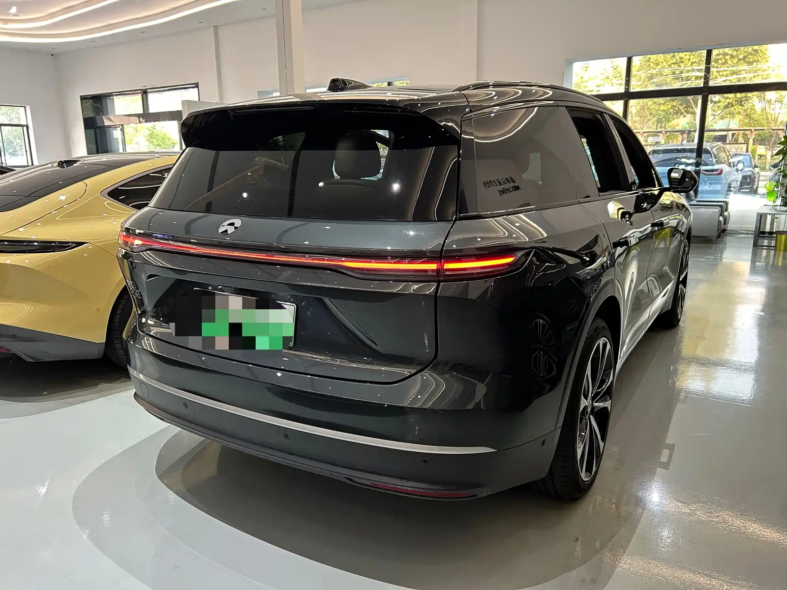Фото 2 - NIO ES8