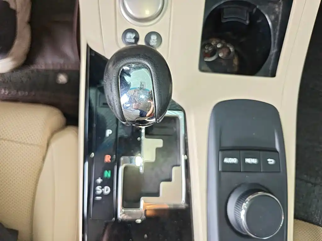Фото 14 - Lexus ES