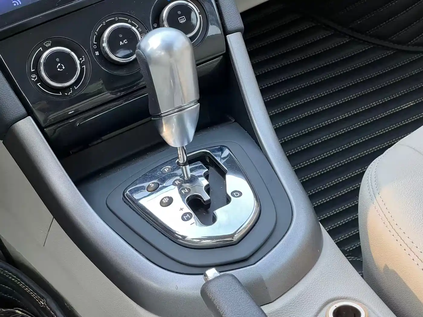 Peugeot 408 2013 2.0L Automatic Comfort Edition фото 11