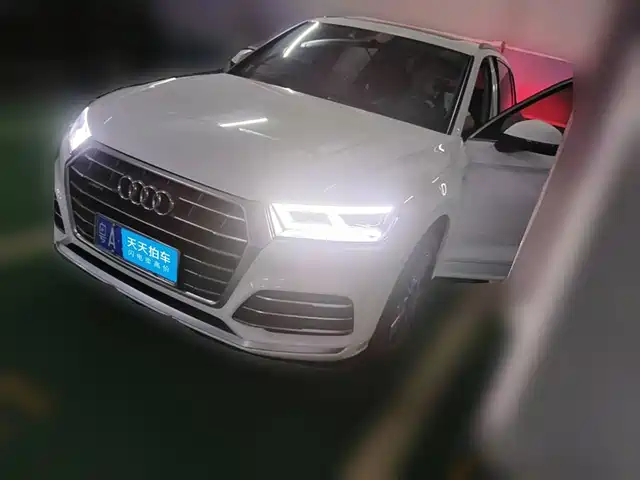 Audi Q5L 2020 Facelift 40 TFSI Honor Fashion — фото 1
