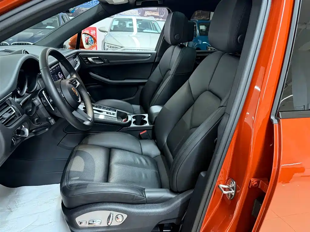 PORSCHE MACAN