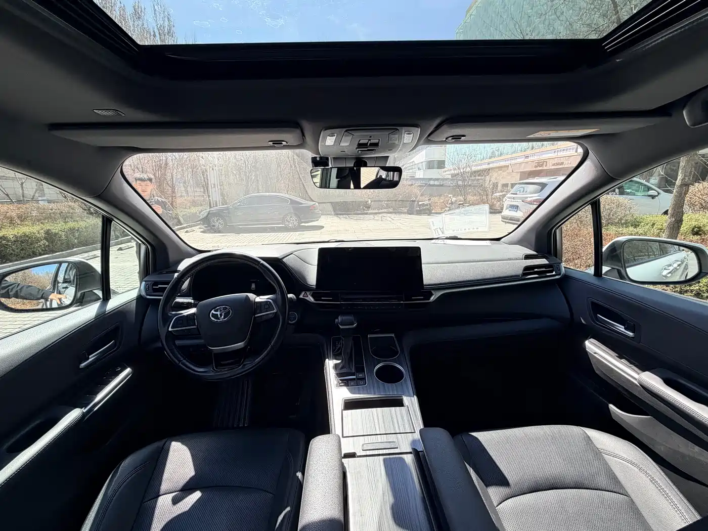 Toyota Sienna 2024 2.5L Hybrid Premium Edition фото 6