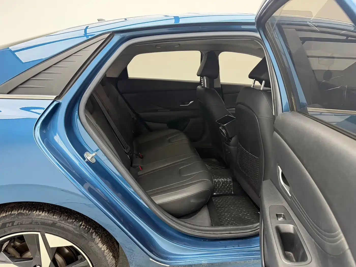 Hyundai Elantra 2022 1.5L CVT LUX Premium Edition фото 12