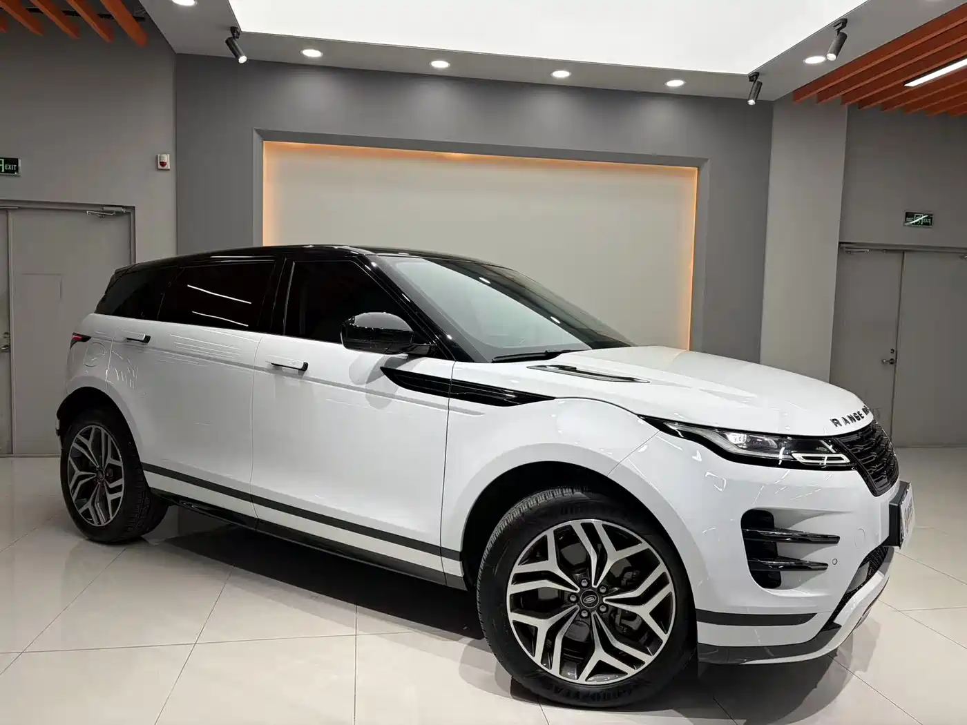 Land Rover Range Rover Evoque 2024 Range Rover Evoque L 249PS Light Master Edition фото 3