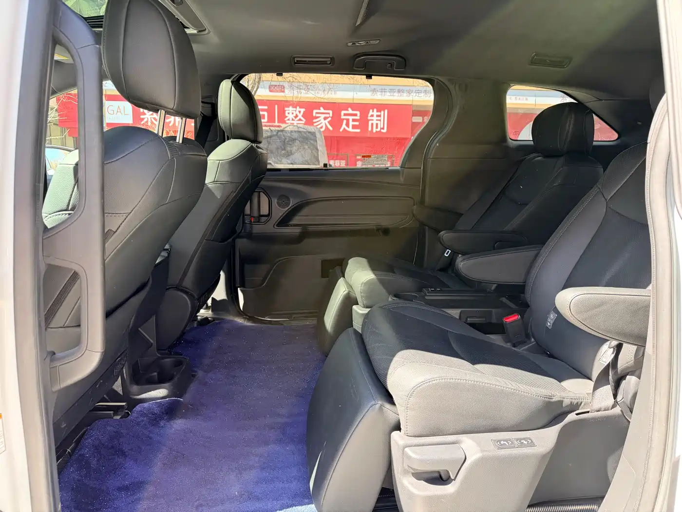 Toyota Sienna 2024 2.5L Hybrid Premium Edition фото 5