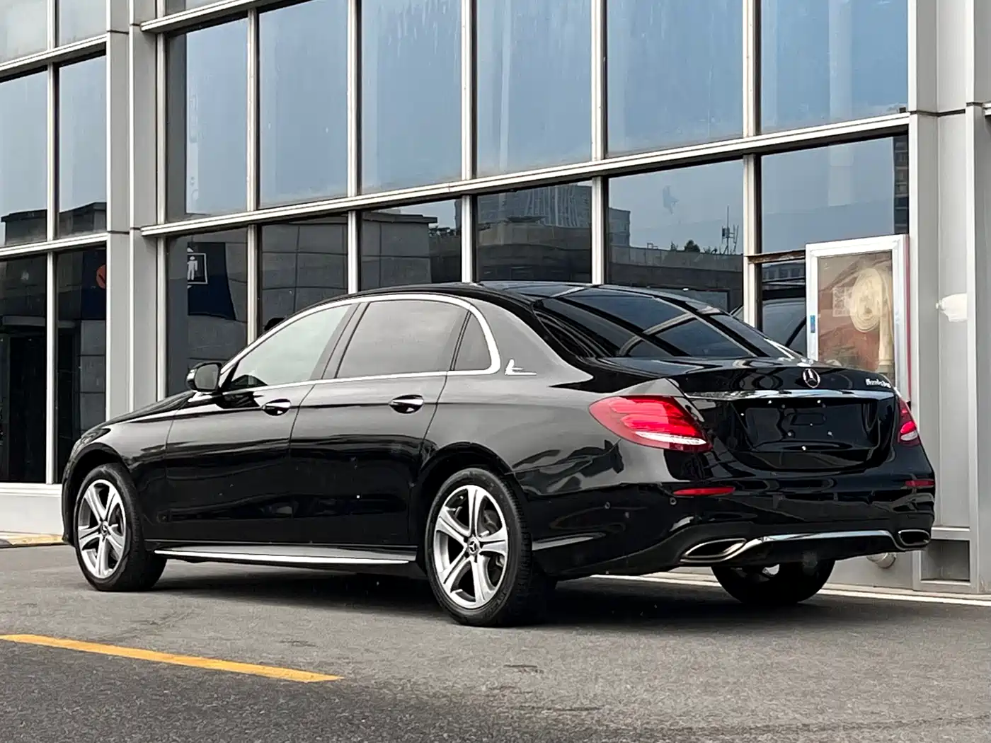 Mercedes-Benz E-Class 2020 Model E 260 L Sport фото 4