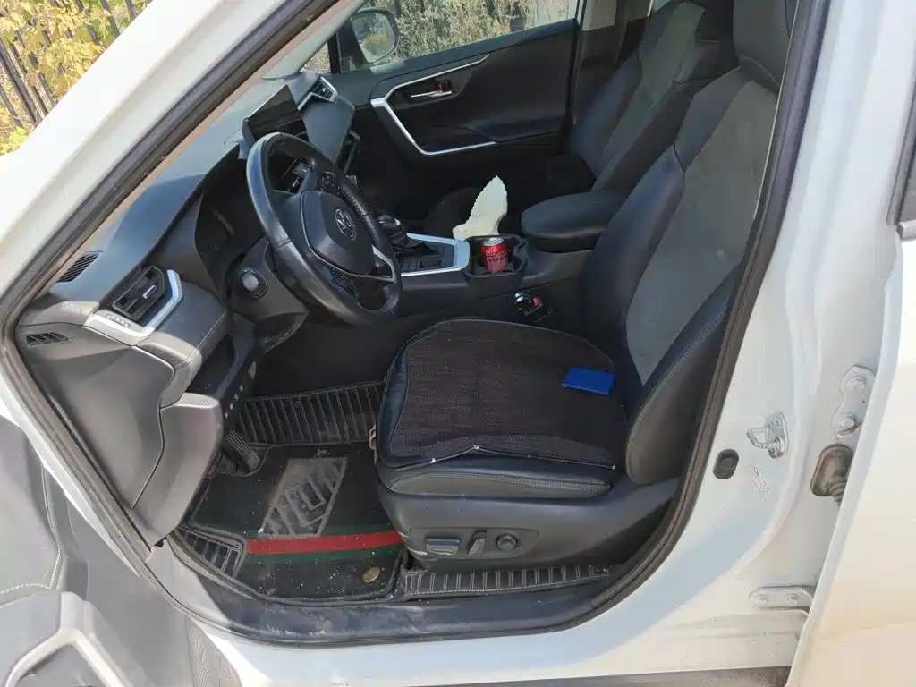 Photo 11 - Toyota RAV4
