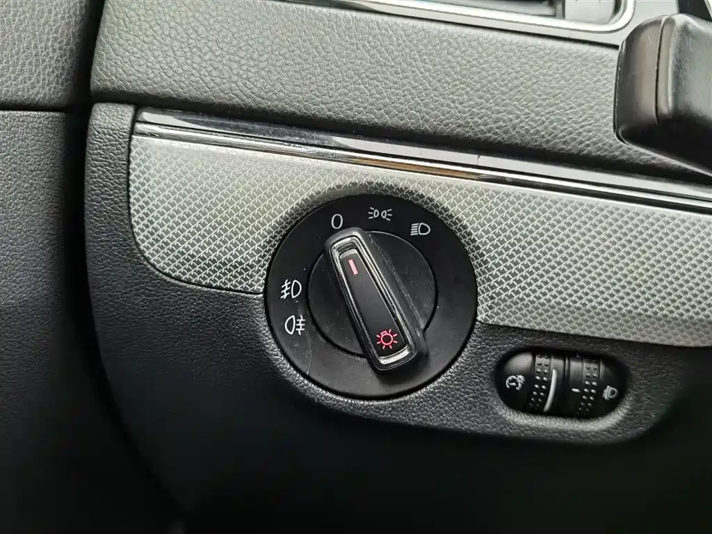 Volkswagen Sagitar 2017 1.6L Manual Comfort фото 21