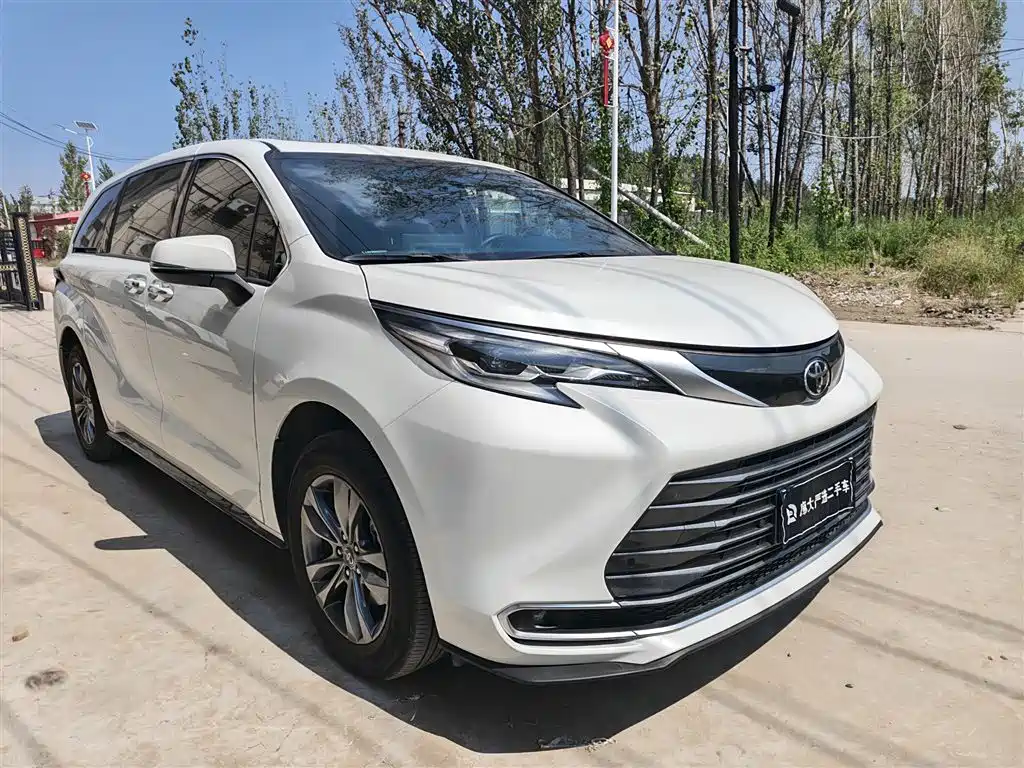 Toyota Sienna 2025 2026 2.5L Hybrid AWD Luxury Edition