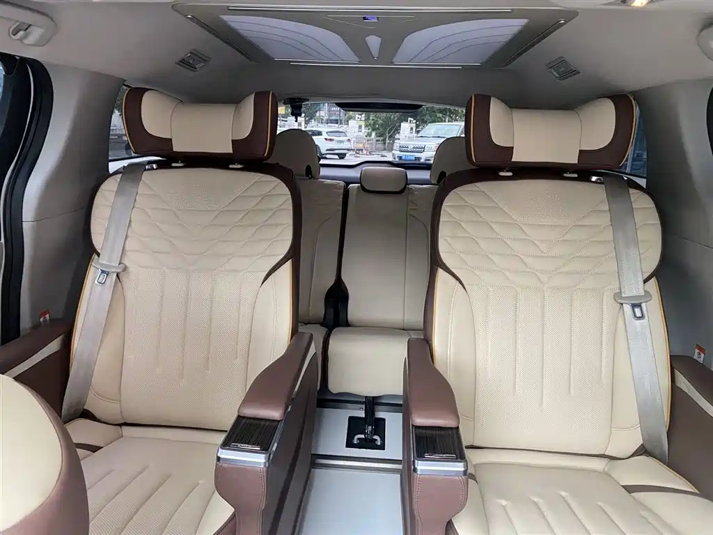 Toyota Granvia 2023 2.5L Hybrid Comfort Edition фото 6