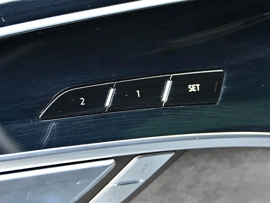 Audi A8 New Energy 2022 A8L 60 TFSIe quattro Collector's Edition фото 24