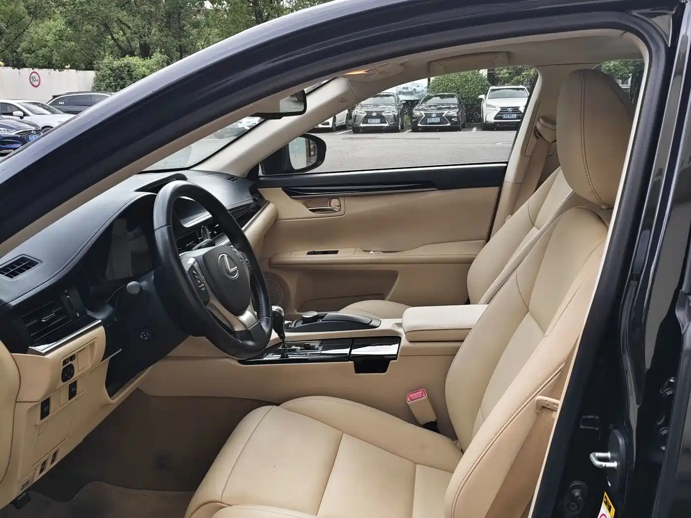 Photo 3 - Lexus ES