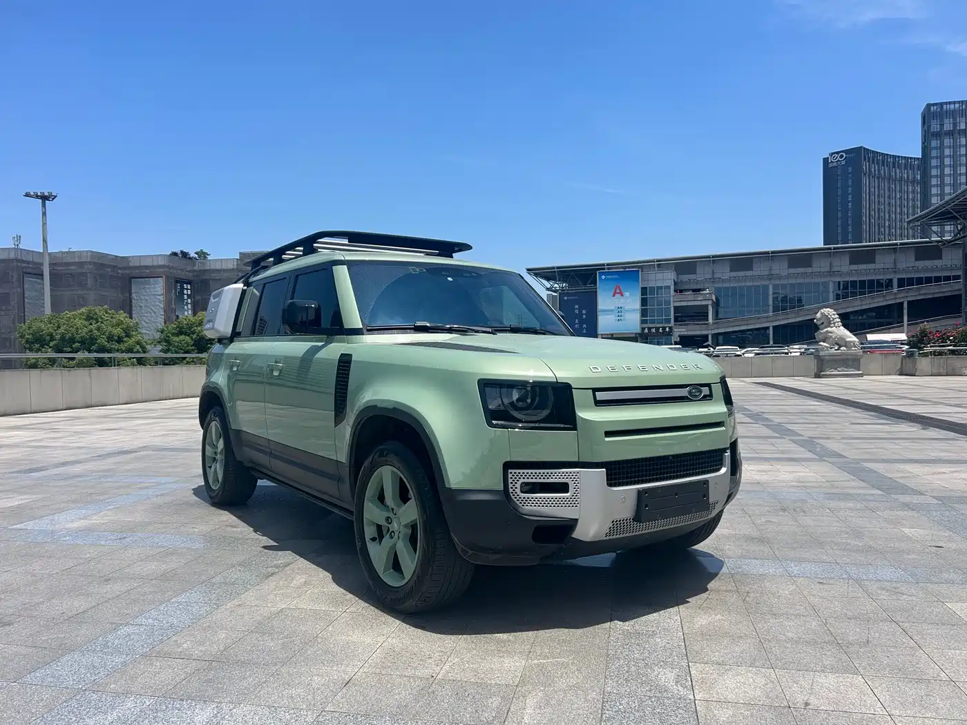 Land Rover Defender 2023 110 3.0T P400 75th Anniversary Legend Edition фото 3