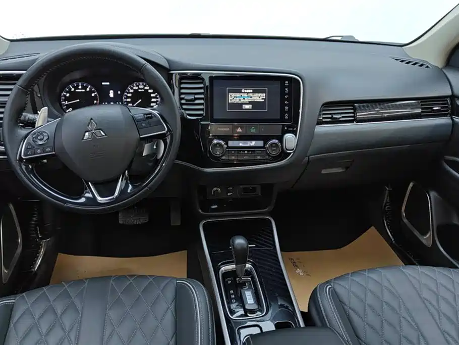 Mitsubishi Outlander 2021 2.4L 4WD Deluxe Edition 7-Seater фото 12