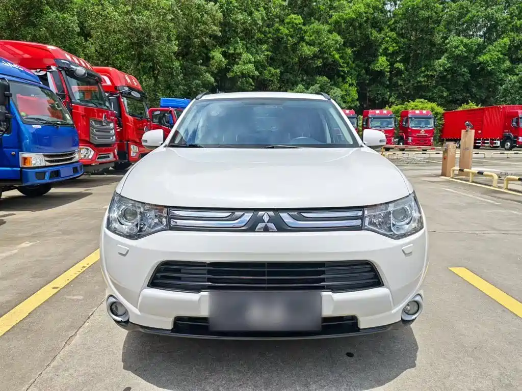 Mitsubishi Outlander (Import) 2014 2013 2.4L 4WD Luxury Navigation 5-seater