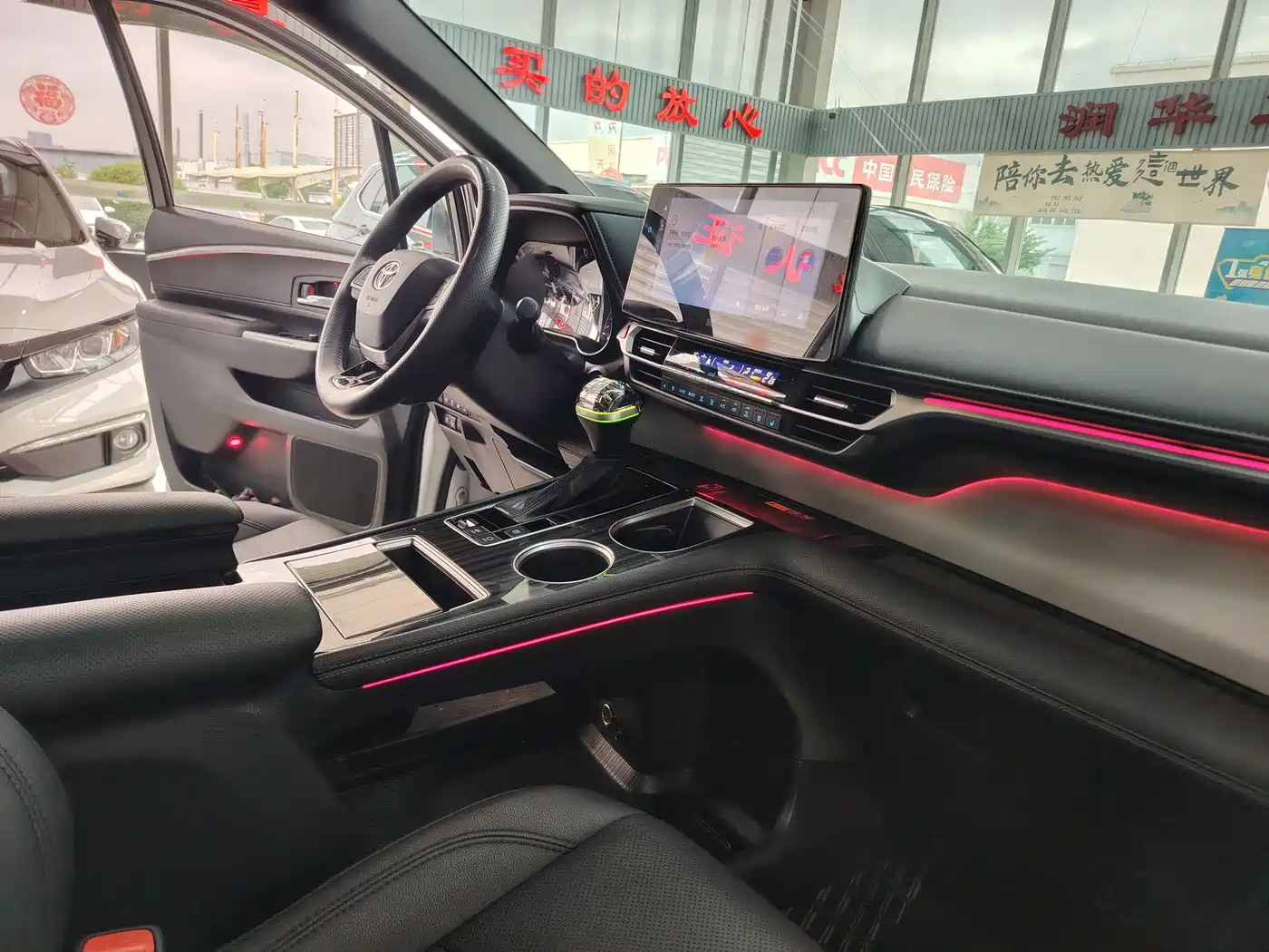 Toyota Granvia 2022 Model Year 2.5L Hybrid Flagship Edition фото 12