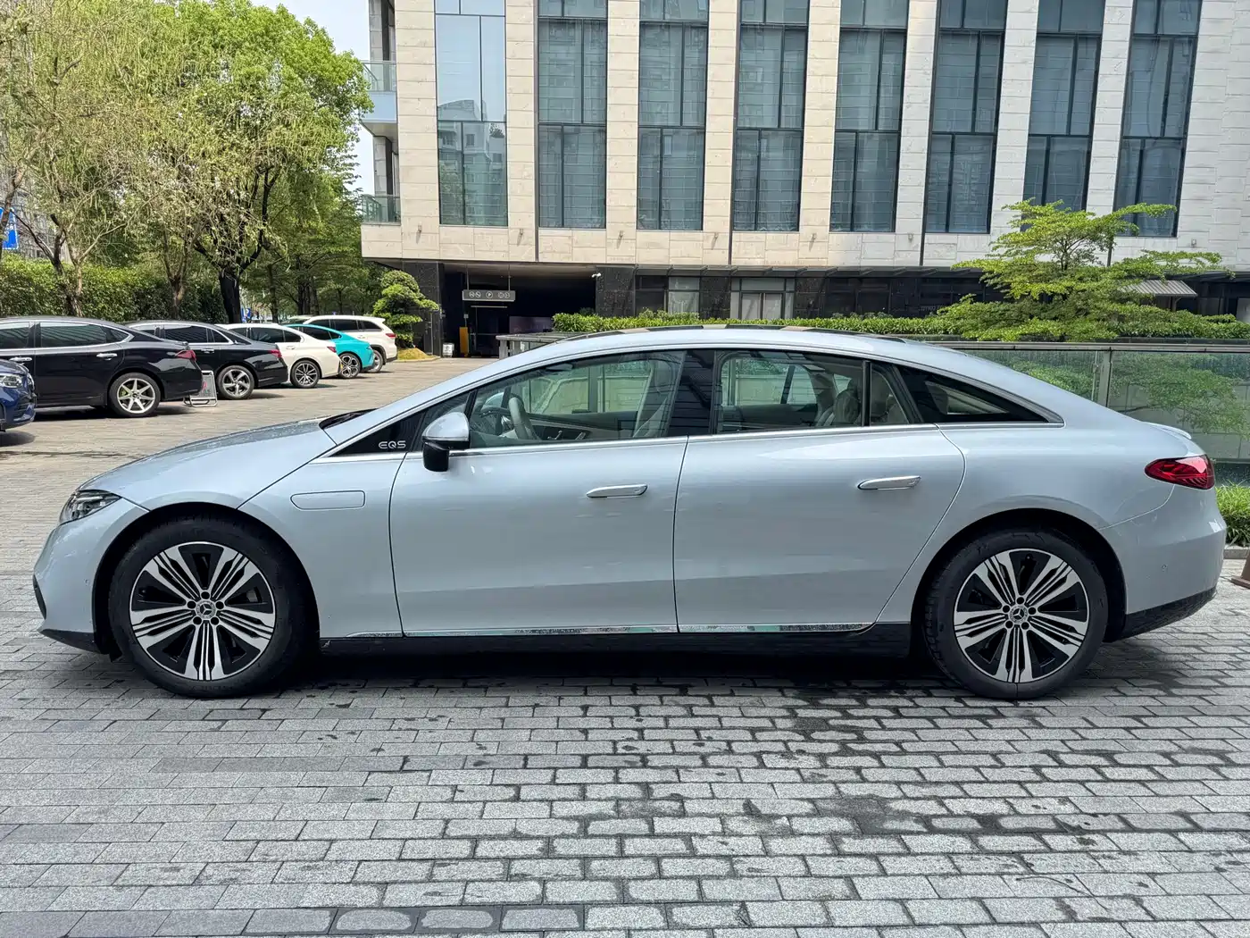 MERCEDES-BENZ EQS
