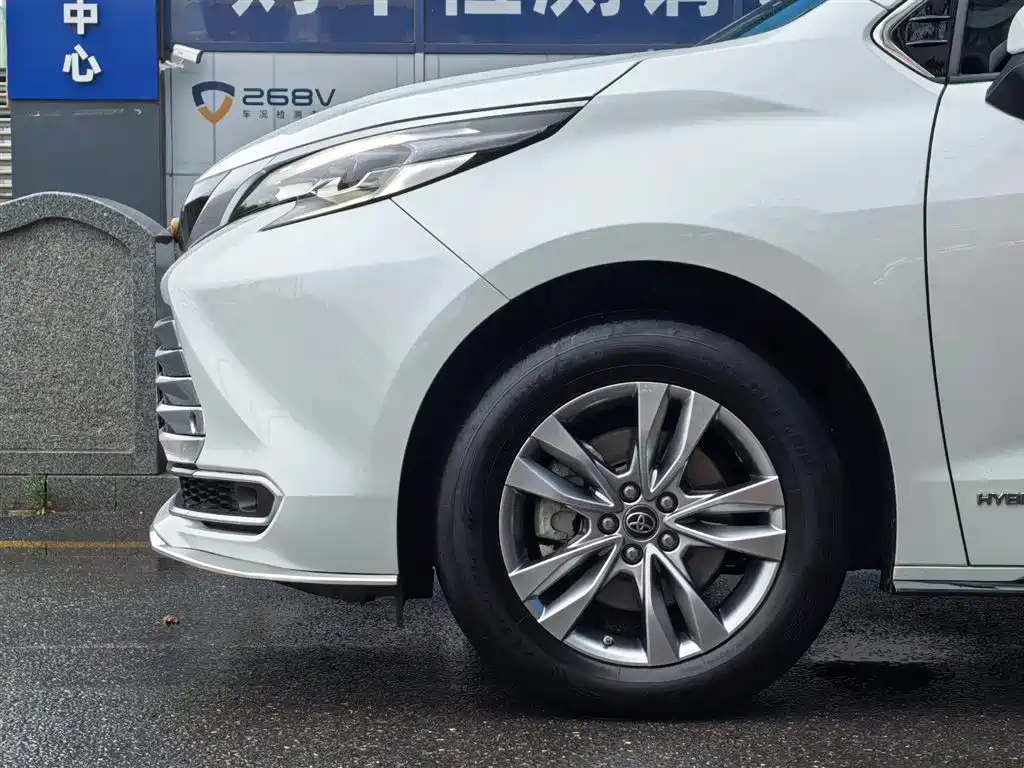 Toyota Sienna 2021 2.5L Hybrid Platinum Edition фото 6