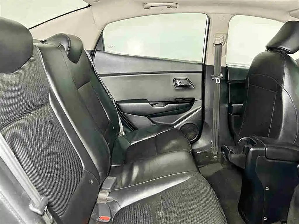 Kia K2 2012 Sedan 1.6L AT Premium Commemorative Edition фото 7