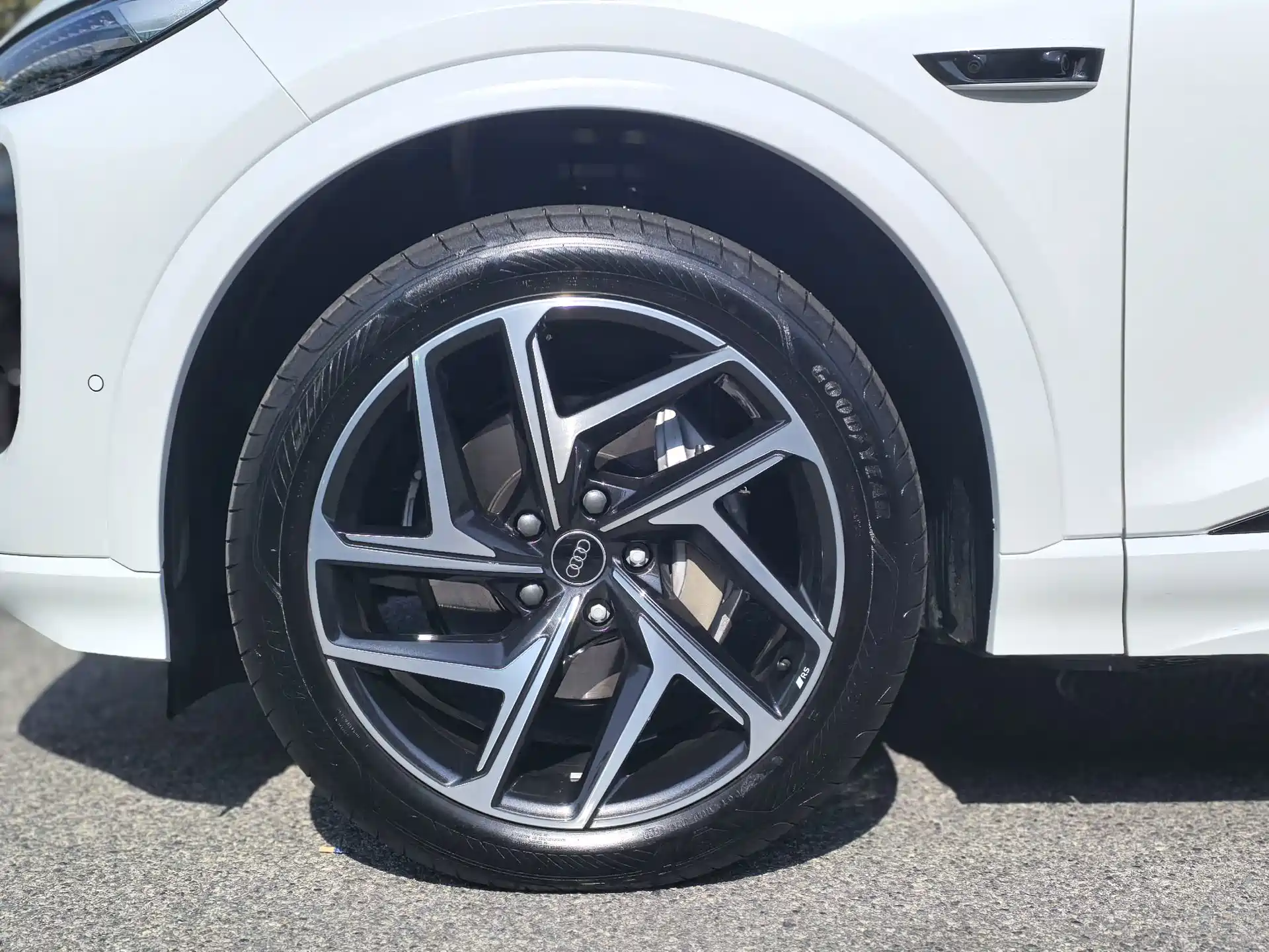 Фото 9 - Audi Q6L e-tron