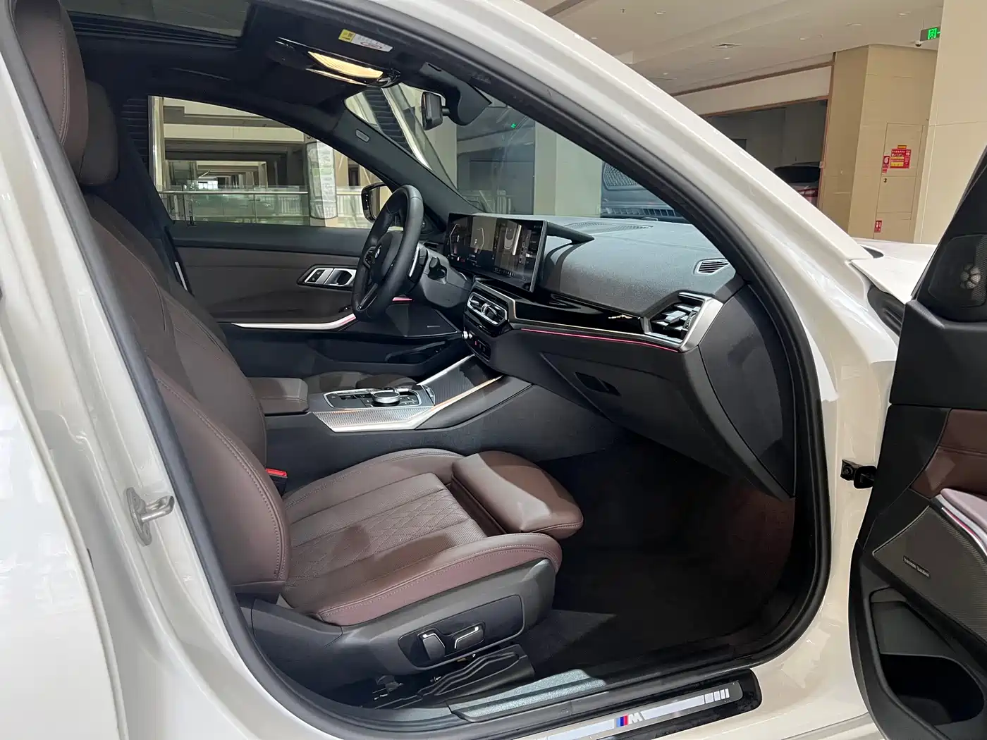 BMW 3 Series 2024 325i M Sport Shadowline Package фото 14
