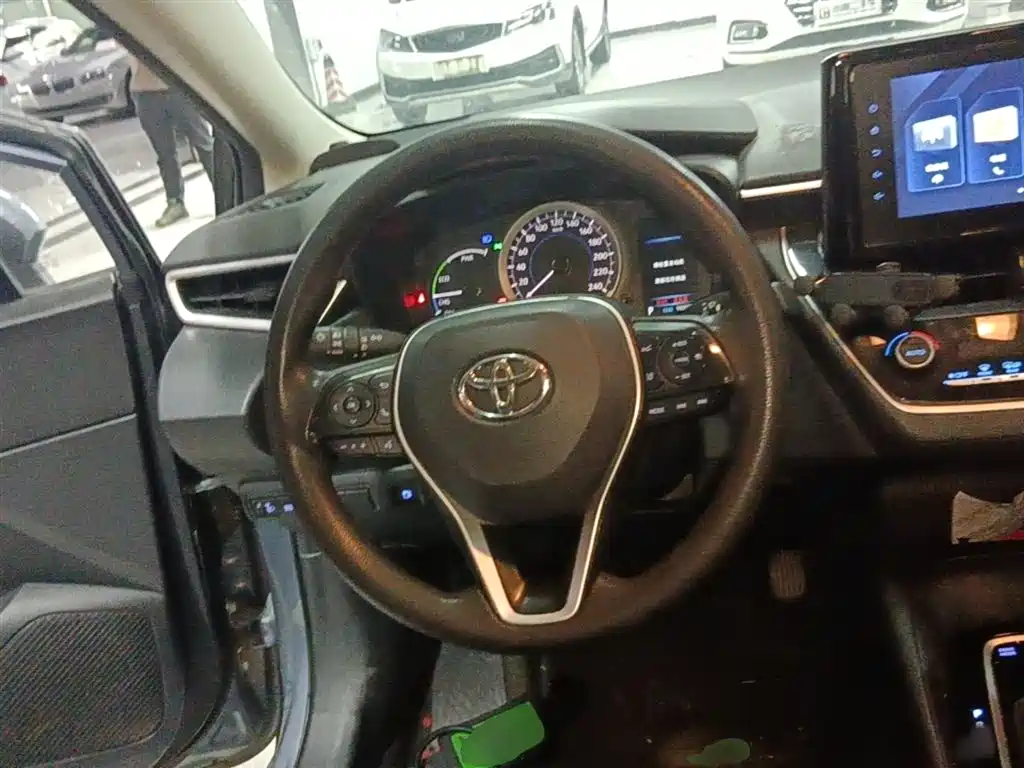Toyota Corolla 2022 Hybrid 1.8L E-CVT Pioneer Edition фото 11
