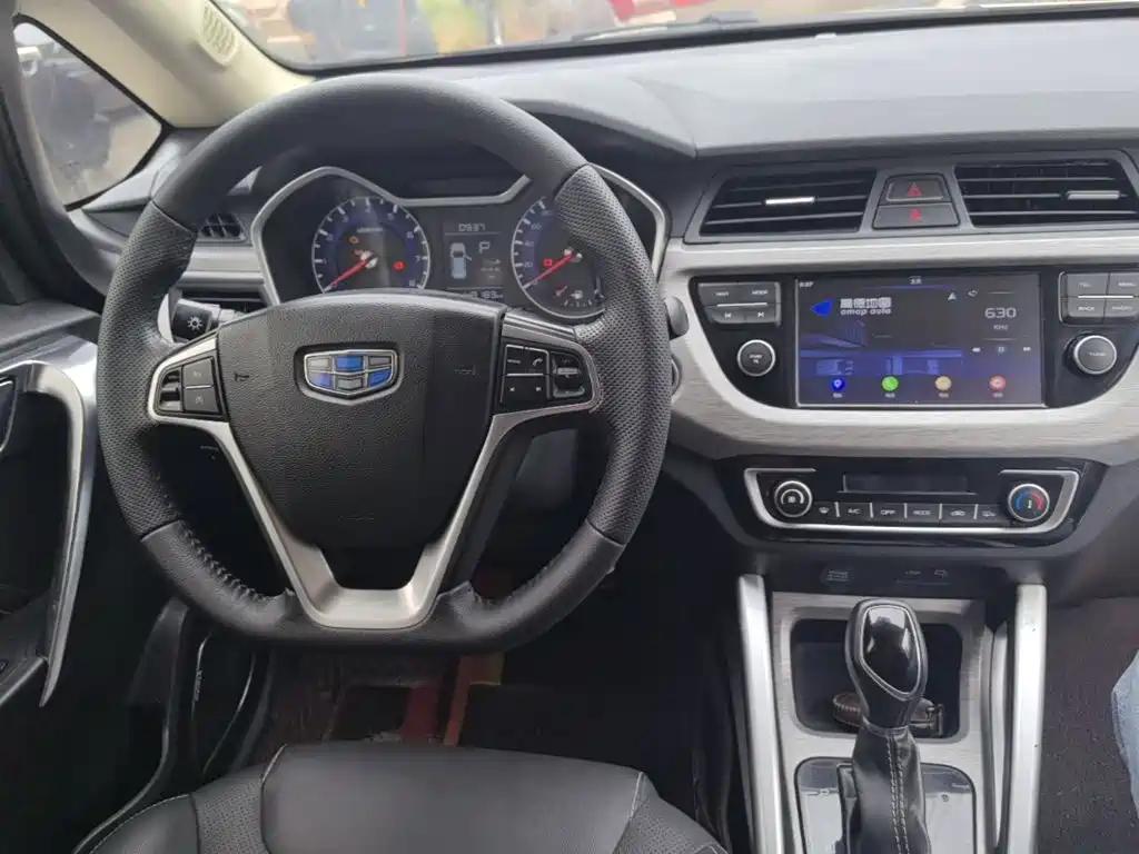 Фото 10 - Geely Vision X3