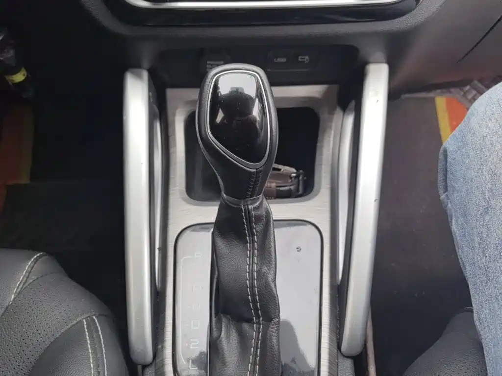 Фото 14 - Geely Vision X3