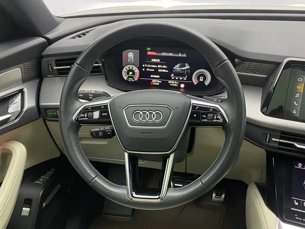 AUDI Q6