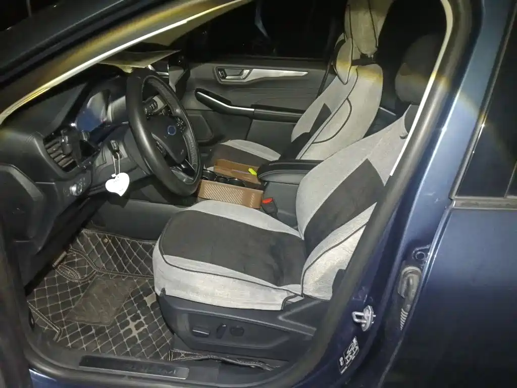 Photo 16 - Ford Escape