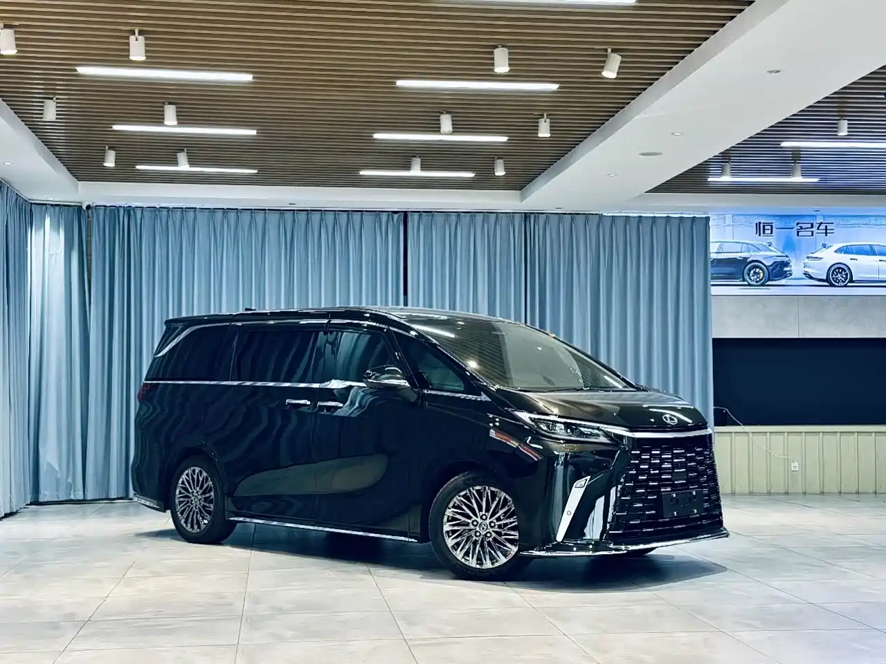 Lexus LM 2023 500h Four-Seat Imperial Edition фото 3