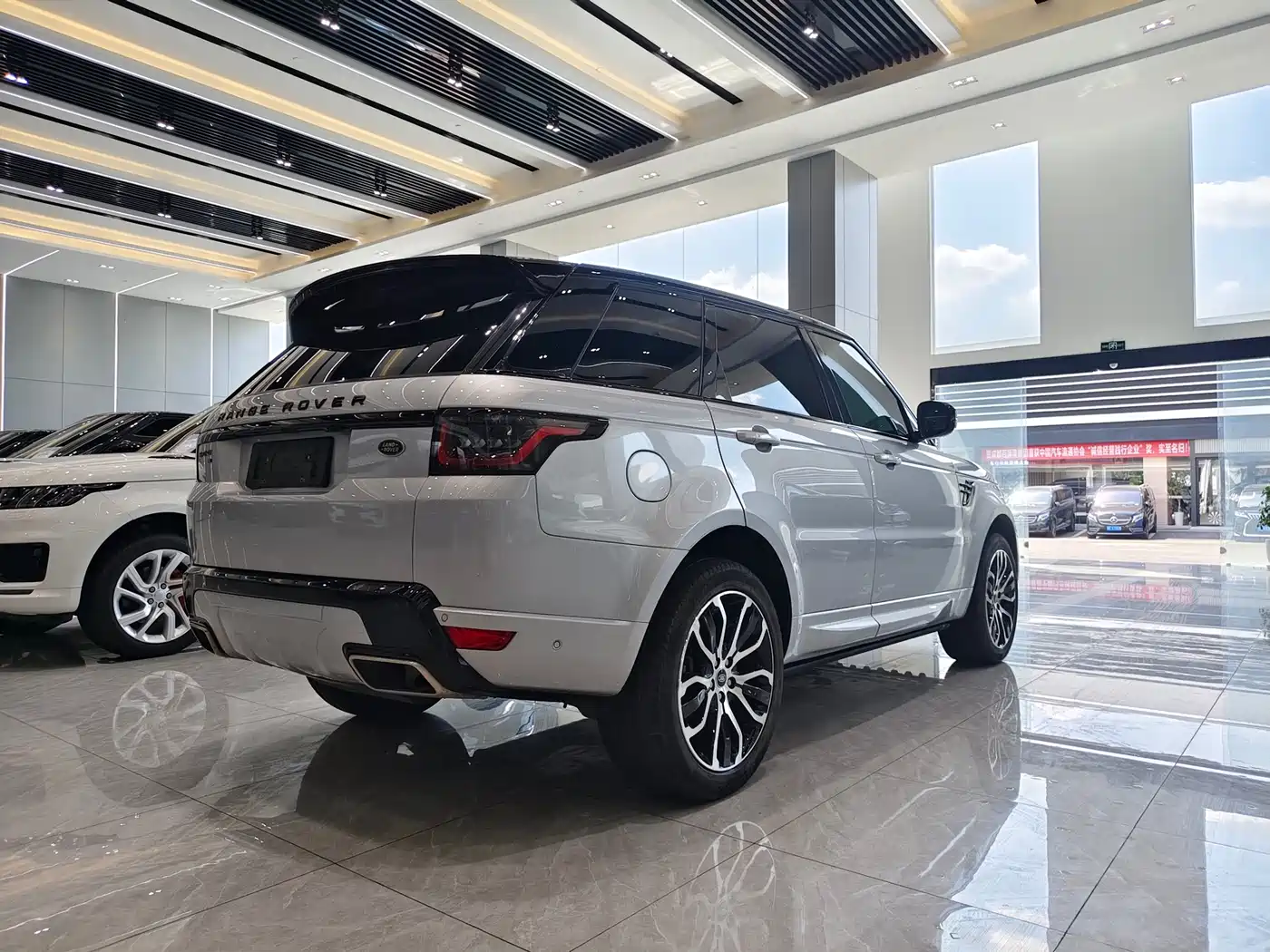 Land Rover Range Rover Sport 2022 3.0 L6 Gloss Black Edition фото 18