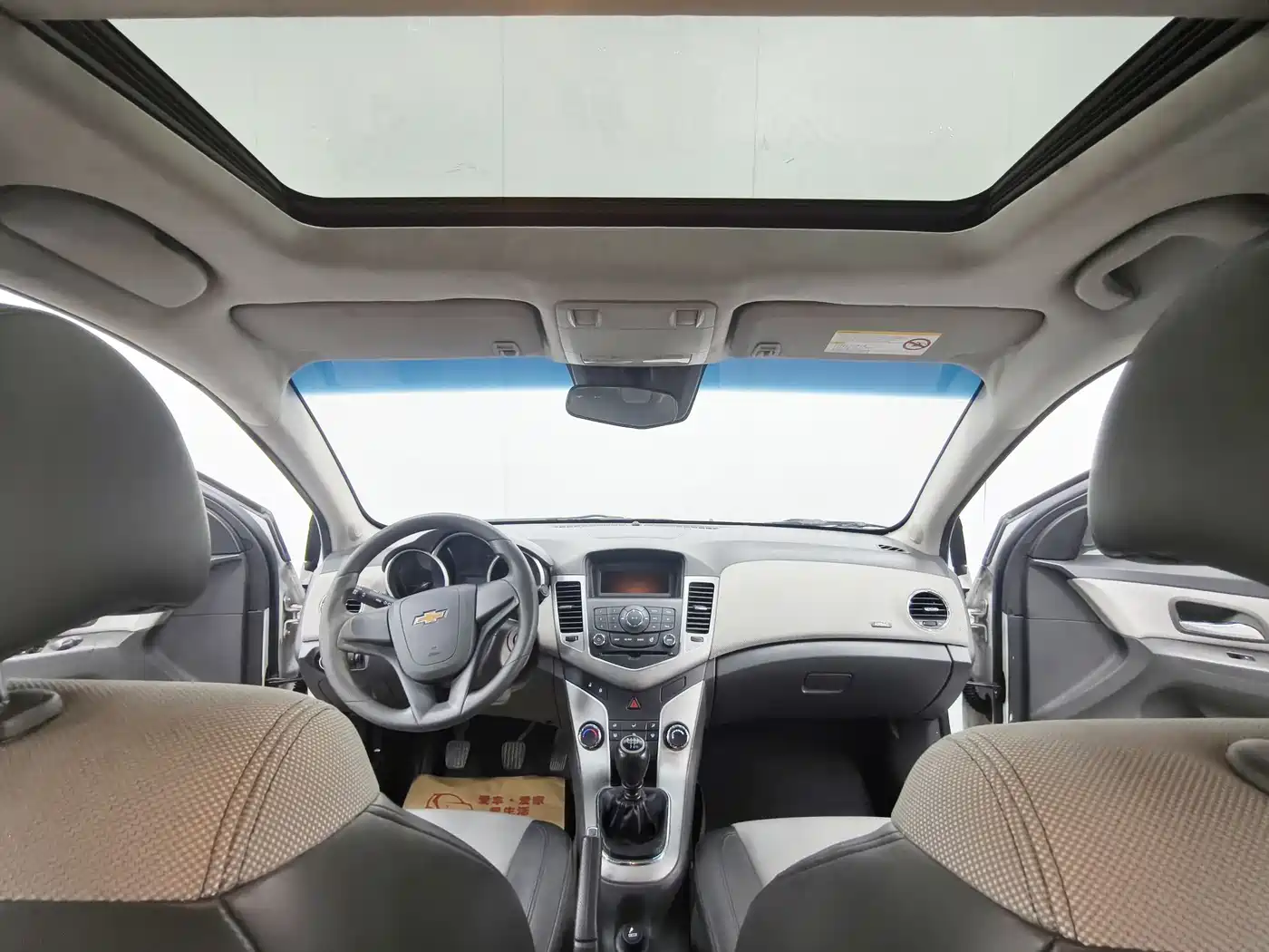 Photo 10 - Chevrolet Cruze