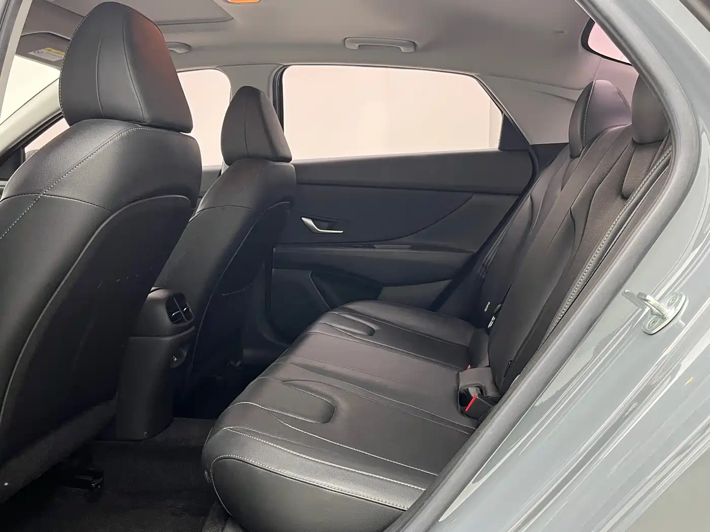 Hyundai Elantra 2022 1.5L CVT LUX Premium Edition фото 9