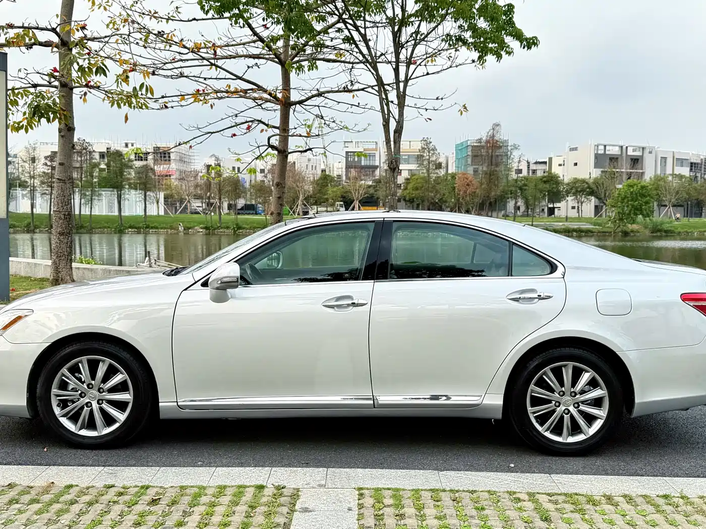 Lexus ES 2010 350 Premium Edition фото 2