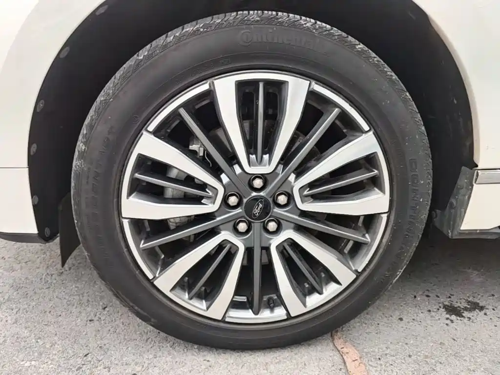 Фото 23 - Ford Edge