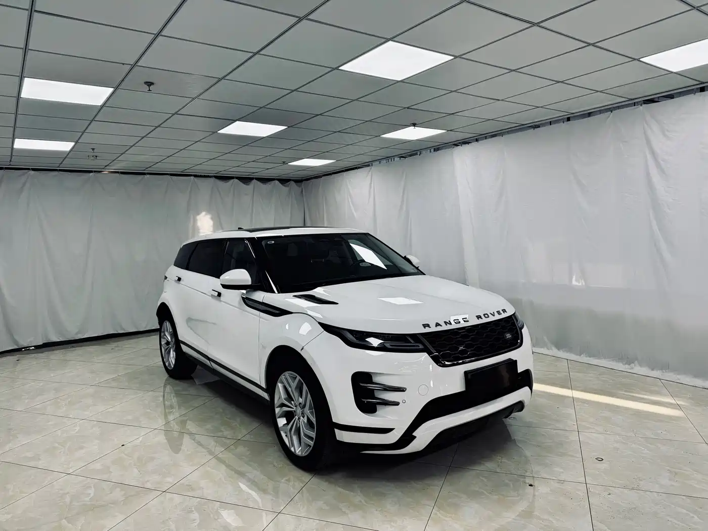 Land Rover Range Rover Evoque 2024 Range Rover Evoque L 200PS Glowing Elegance Edition фото 4
