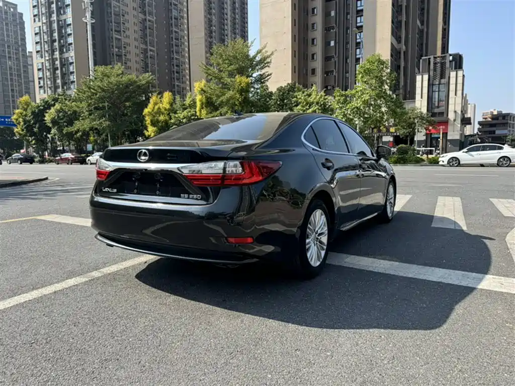 Фото 9 - Lexus ES