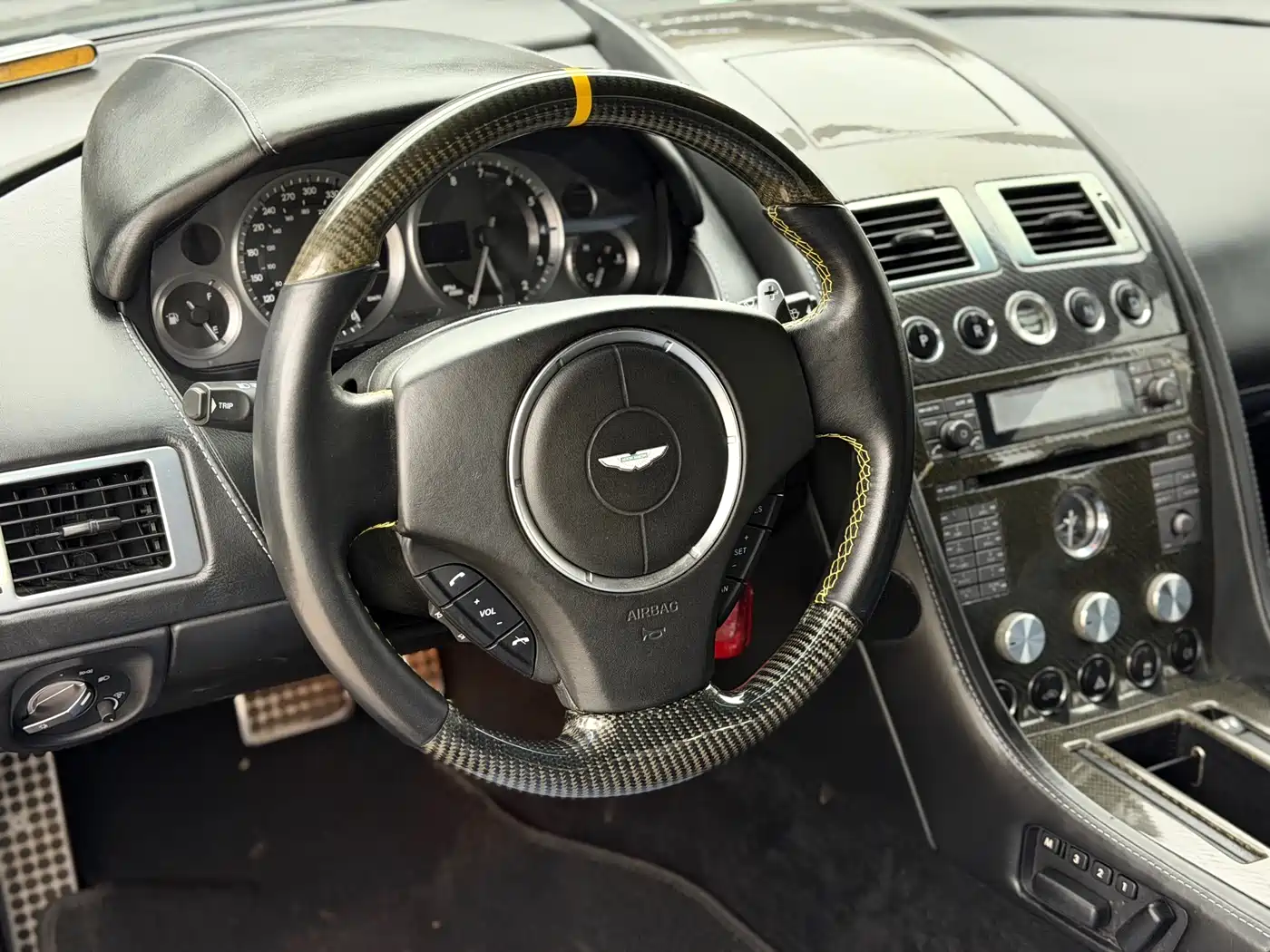 Aston Martin DB9 2011 6.0L Touchtronic Coupe фото 15