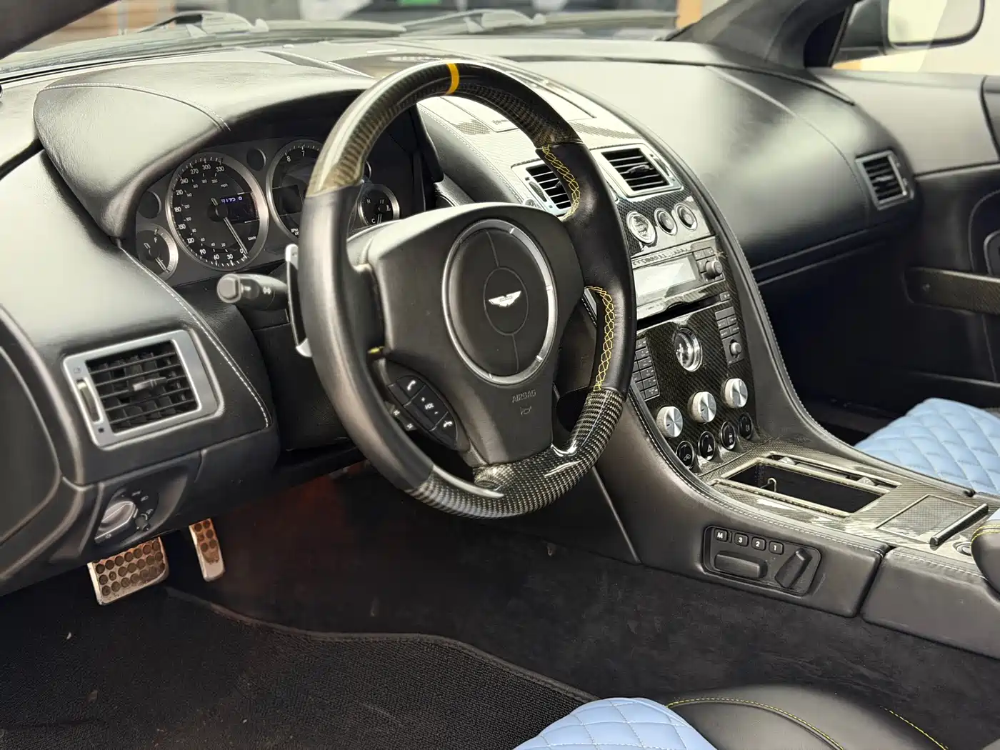 Aston Martin DB9 2011 6.0L Touchtronic Coupe фото 17