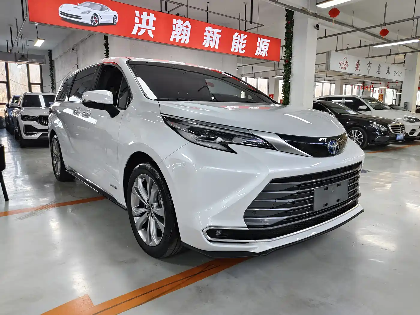 Toyota Sienna 2023 2.5L Hybrid Premium Edition фото 3