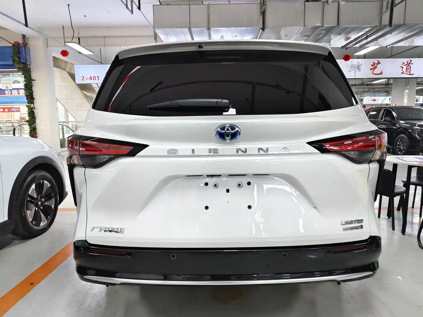 Toyota Sienna 2023 2.5L Hybrid Premium Edition фото 5