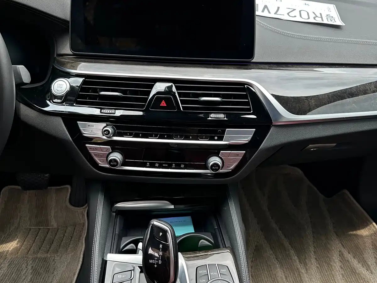 BMW 5 Series 2021 525Li M Sport Package фото 9
