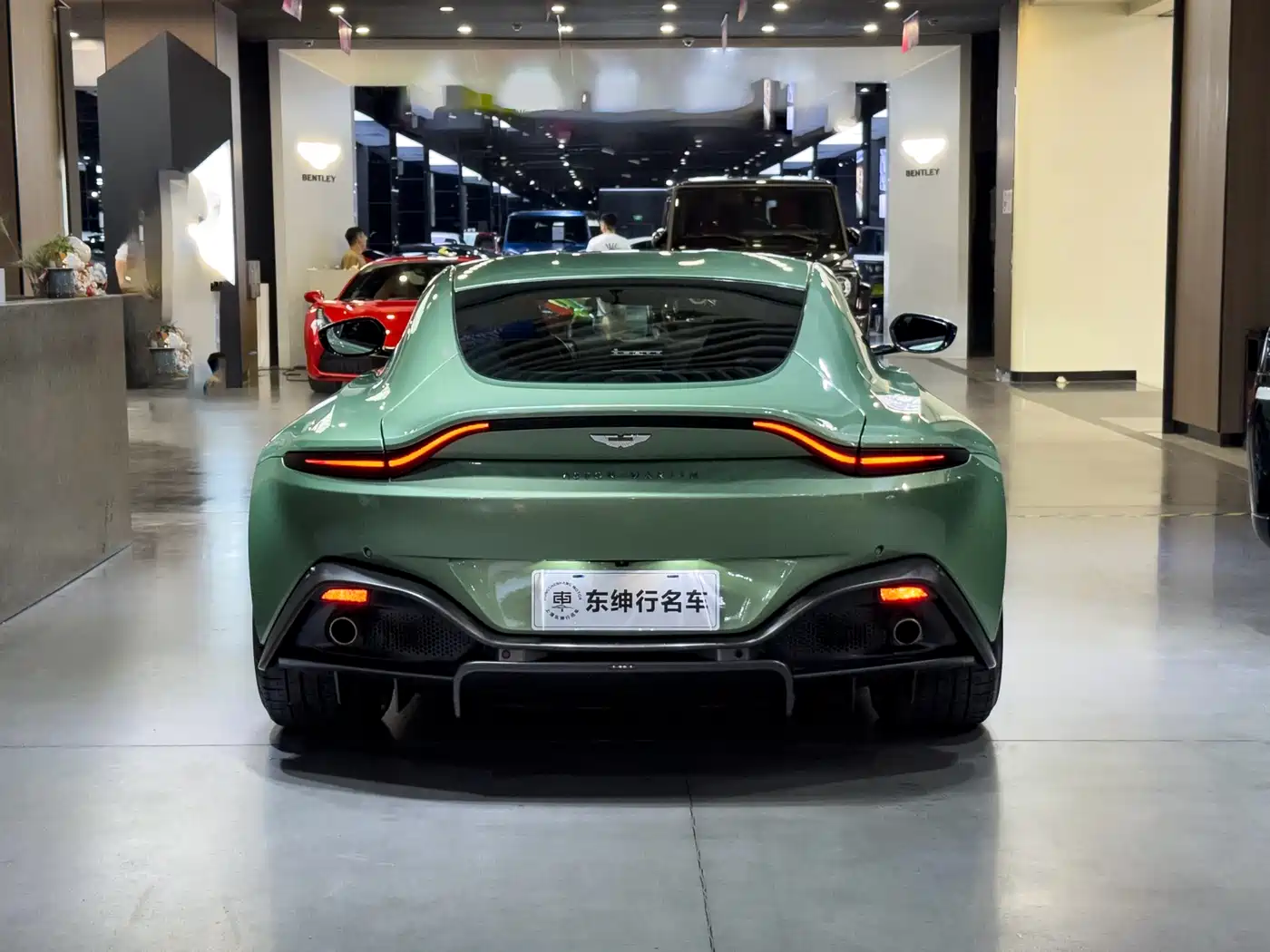 Aston Martin V8 Vantage 2018 4.0T V8 Coupe фото 4