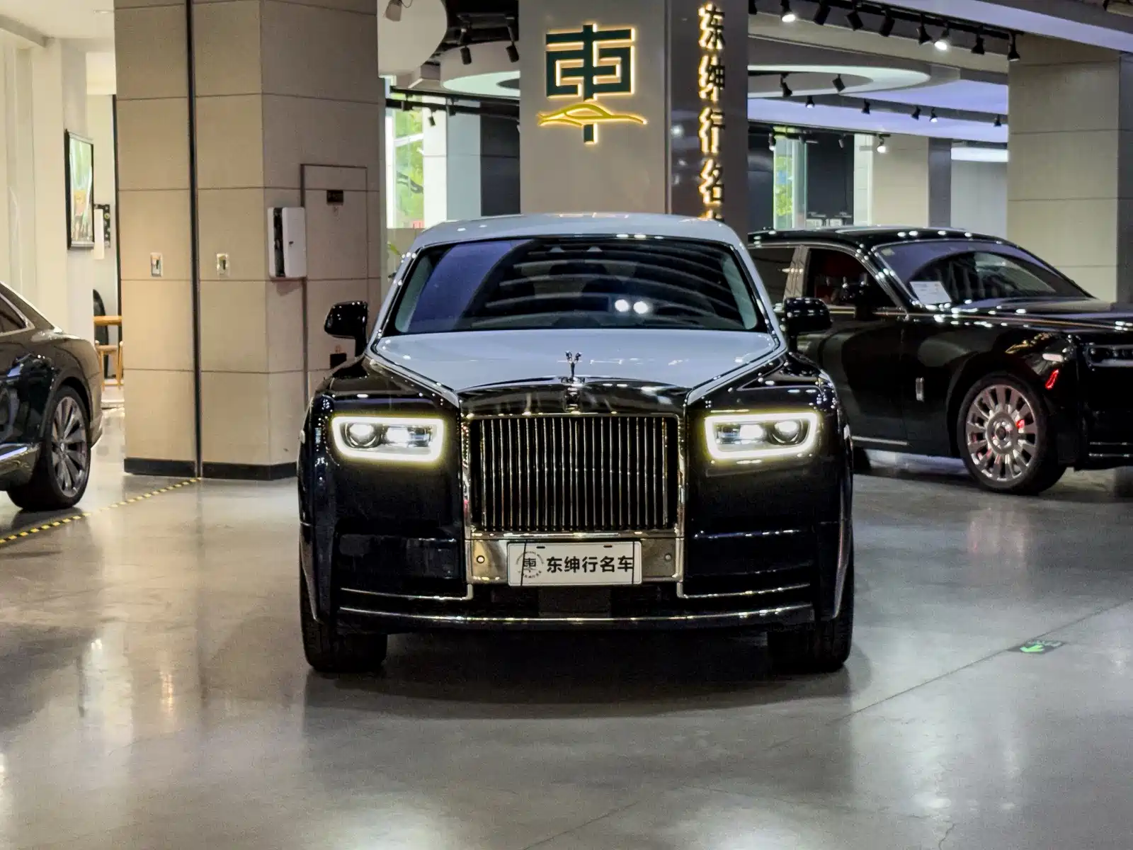 Фото 2 - Rolls-Royce Phantom