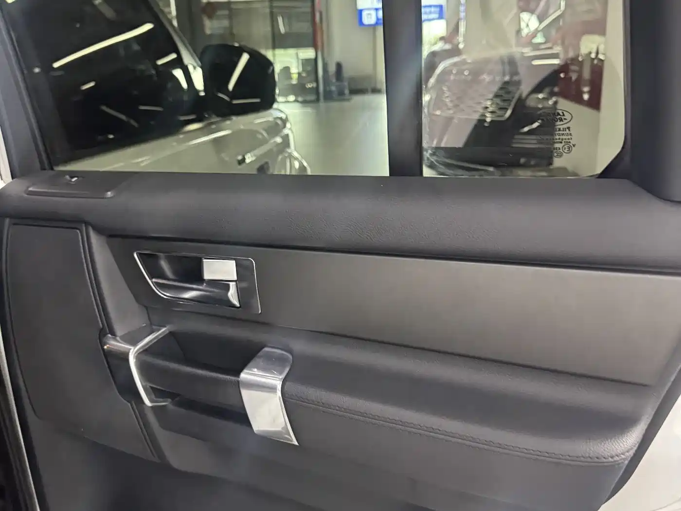 Land Rover Discovery 2015 3.0 SC V6 HSE фото 17