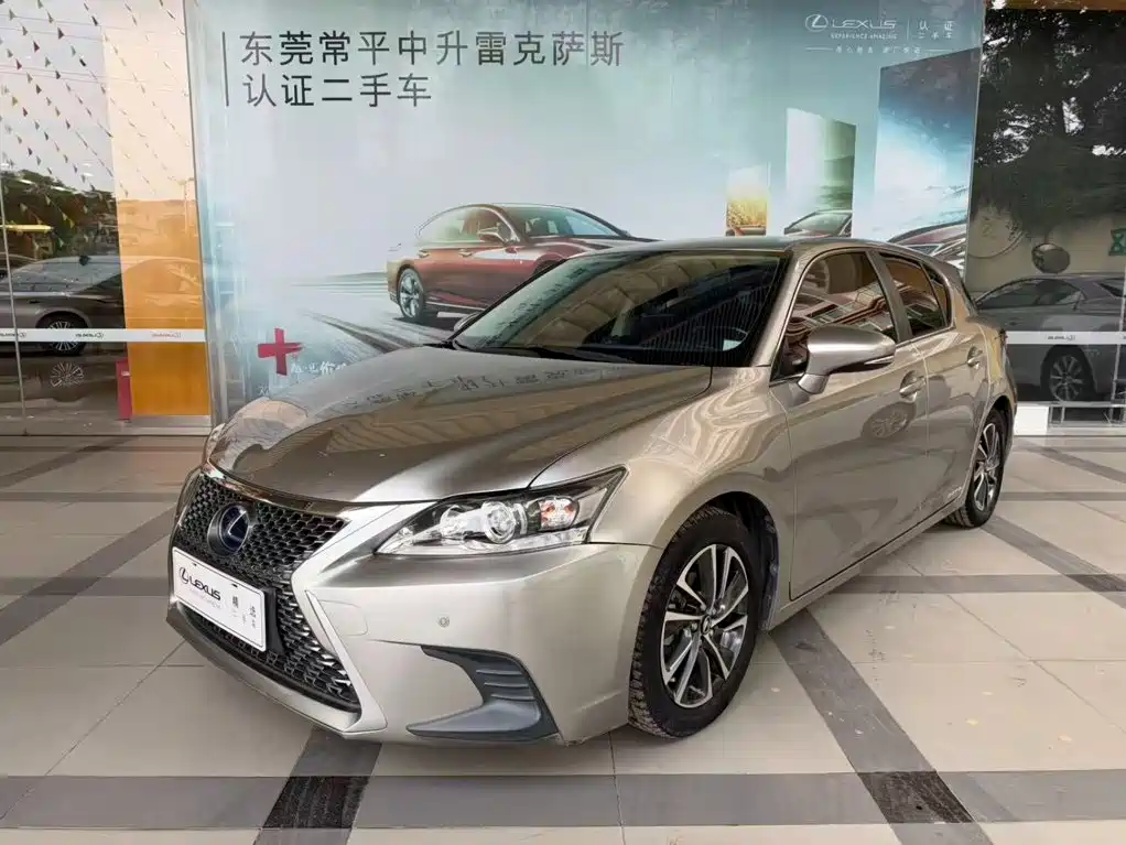 Фото 1 - Lexus CT