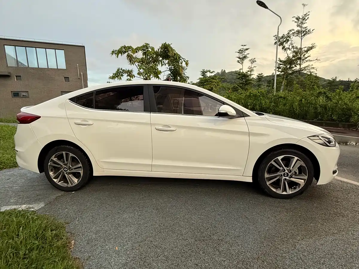 Hyundai Elantra 2016 Model 1.6L Automatic Smart Elite фото 11