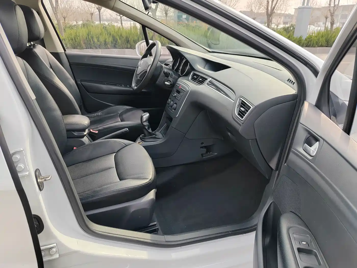 Peugeot 308 2014 Model Joy Edition Classic 1.6L Manual Superior Style фото 14